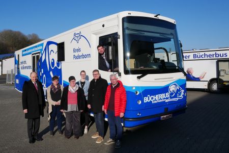 Sprachlos und glücklich beim Anblick des neuen Bücherbusses– (v.l.) Landrat Christoph Rüther, Carolin Voß, Nina Gilbert, Franziska Goseberg und Andy Schulte (Fenster) vom Bücherbus-Team, Heinz-Josef Struckmeier, Leiter der Kreisfahrbücherei, und Friedhelm Hüwel, 1. Vorsitzender des Fördervereins „Der Bücherbus e.V.“ Foto: Kreiskulturamt, Diana Ramme Sprachlos und glücklich beim Anblick des neuen Bücherbusses– (v.l.) Landrat Christoph Rüther, Carolin Voß, Nina Gilbert, Franziska Goseberg und Andy Schulte (Fenster) vom Bücherbus-Team, Heinz-Josef Struckmeier, Leiter der Kreisfahrbücherei, und Friedhelm Hüwel, 1. Vorsitzender des Fördervereins „Der Bücherbus e.V.“ Foto: Kreiskulturamt, Diana Ramme